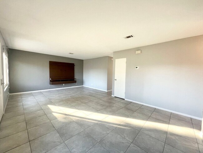 Building Photo - AVAILABLE NOW! 3 Bedroom 2 Bathroom Palm D...