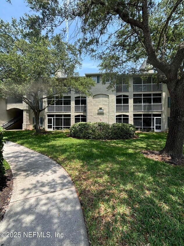 Foto principal - 800 Ironwood Dr