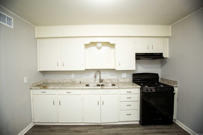 Building Photo - 10 Timber Ln