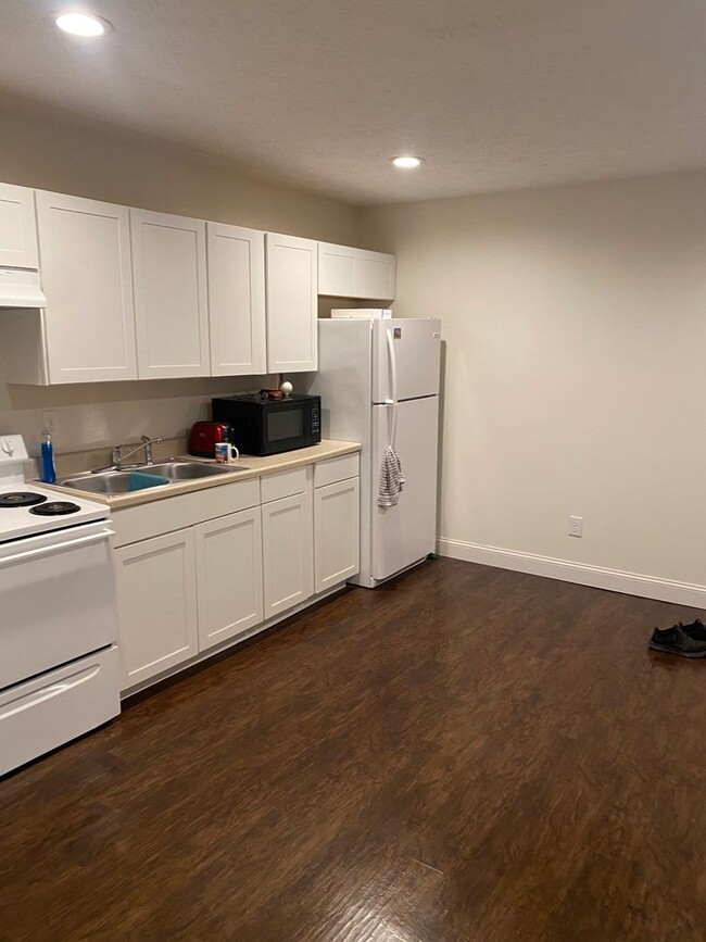 Building Photo - 1 bedroom unit available in August 2025.  ...