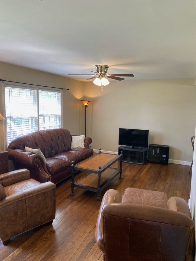 Building Photo - 2 Bedroom Home Quick access to KU MED