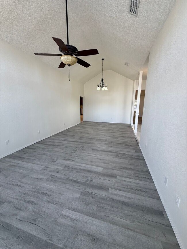 Building Photo - 4 Bed Brick Home! Zia School District! - Pets Welcome!!!