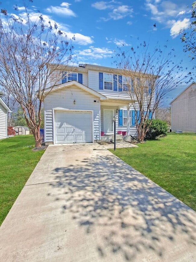 Building Photo - Lovely 3/Bedroom, 3 Bath SFH, Hardwood Flo...