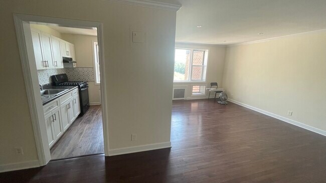 Building Photo - 3 Sadore Ln