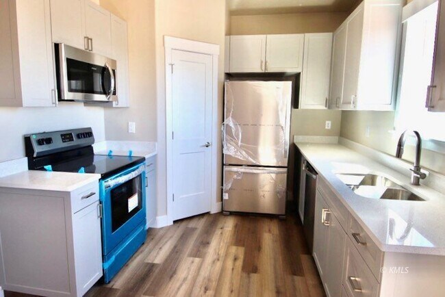 Building Photo - 1525 W Creekside Dr