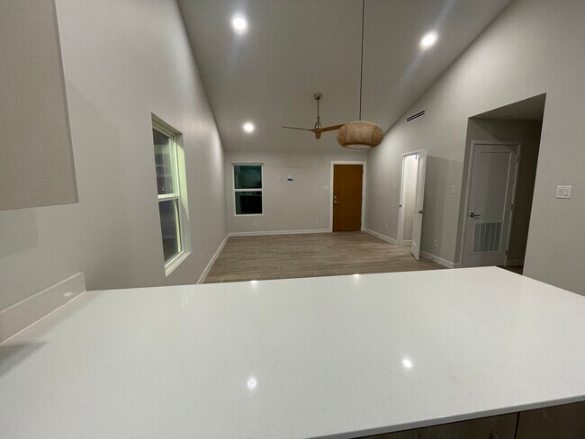 Foto del edificio - 1404 E Iris Ave