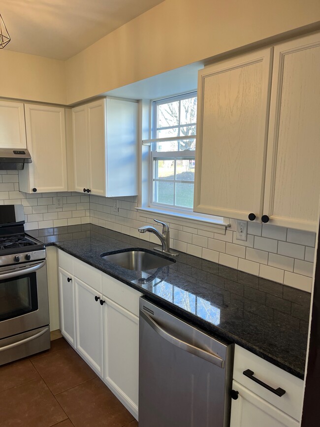 Kitchen - 5534 Rinker Cir