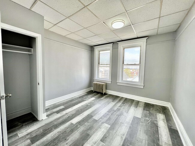 Building Photo - 100 Romaine Ave