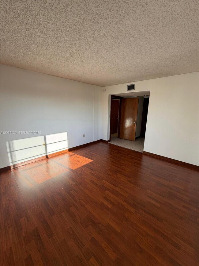 Foto del edificio - 605 NW 72nd Ave