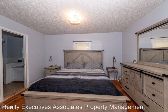 Foto del edificio - 2 br, 2 bath House - 301 Russell Rd