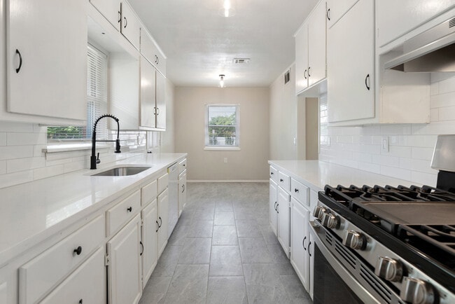 Foto del edificio - 730 N College St