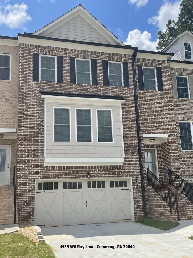 Foto principal - BEAUTIFUL TOWNHOME IN PRIME WEST FORSYTH L...