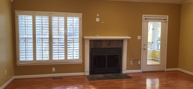 Building Photo - Beautiful Waterfront End Unit Townhome