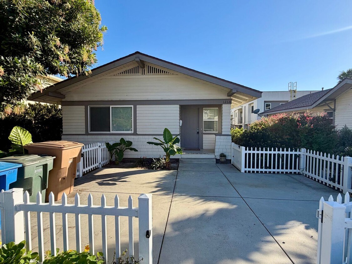 Foto del edificio - Single-story 2 bed 1 bath caftsman home in Ventura