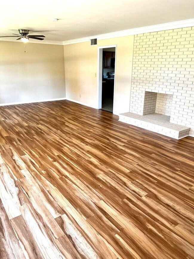 Building Photo - 501 Meadowlark Dr
