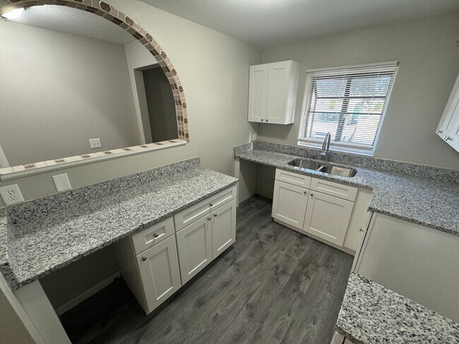 Foto del edificio - 1514 Clearlake Rd