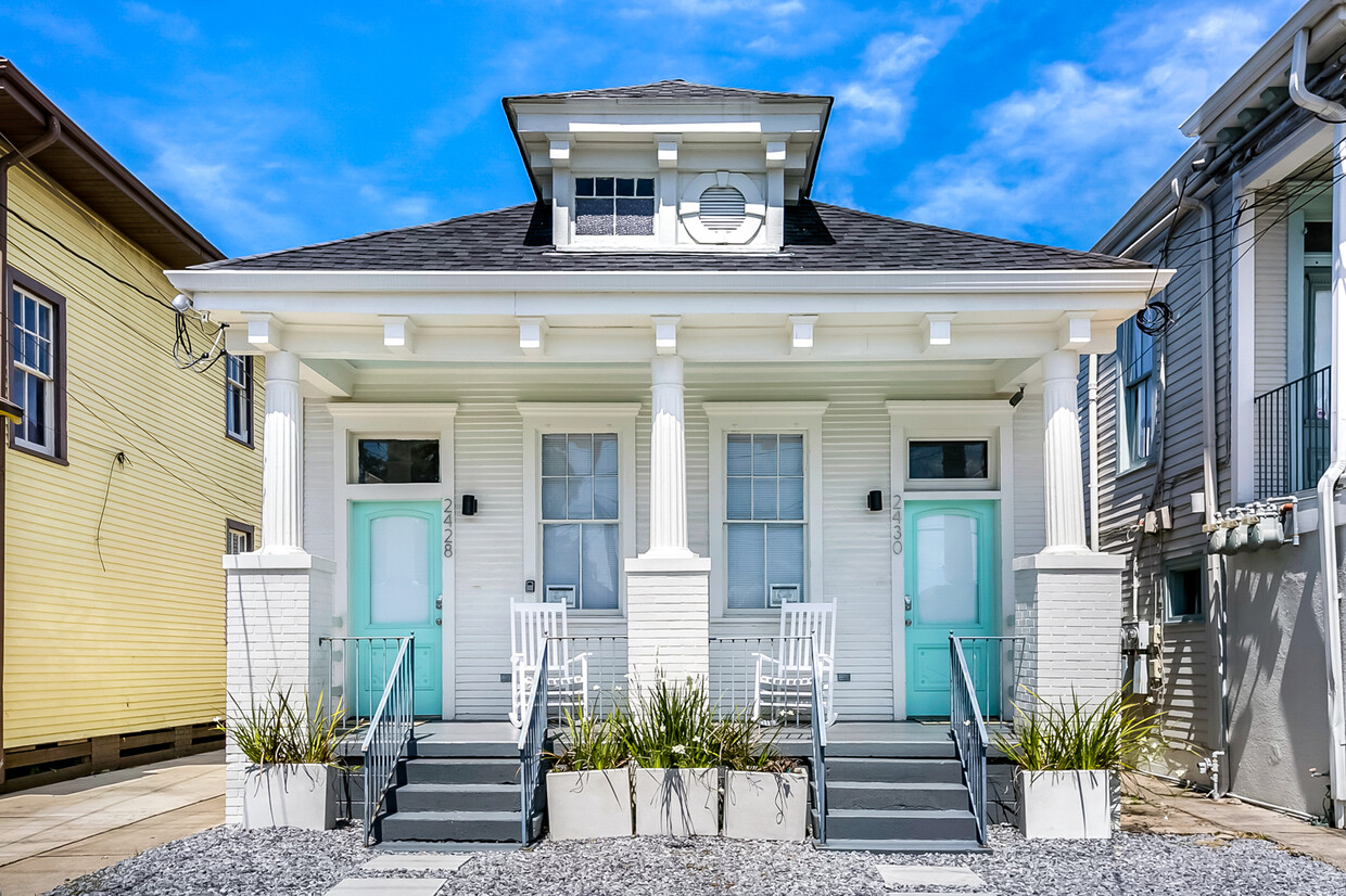 Front - 2430 Valence St
