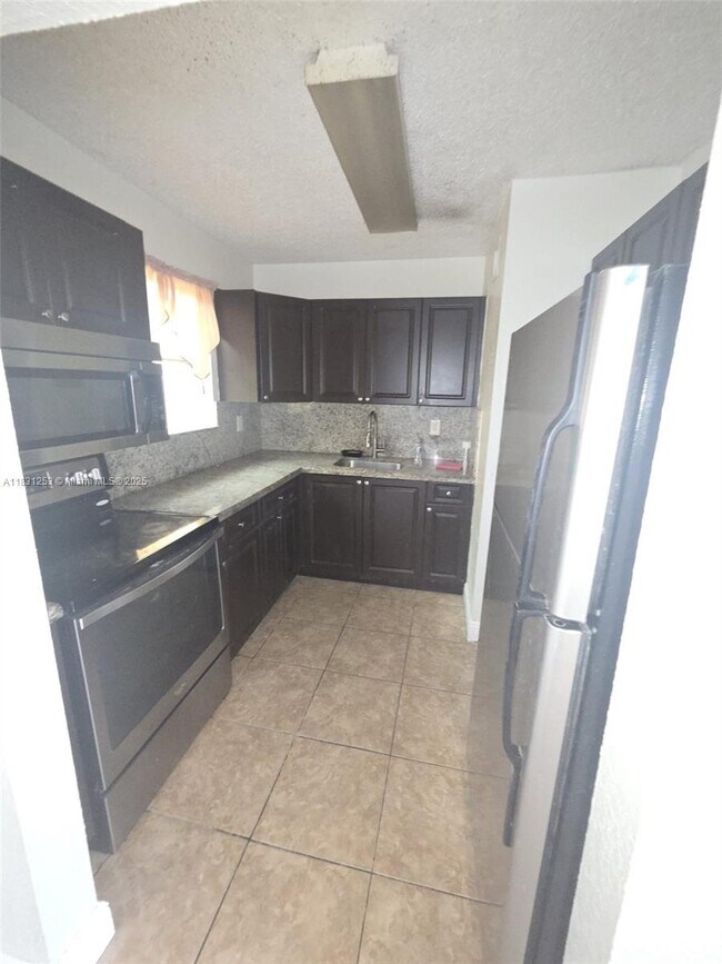 Building Photo - 575 W 69th St