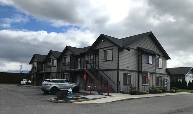 Building Photo - 2204 Mercedes Dr