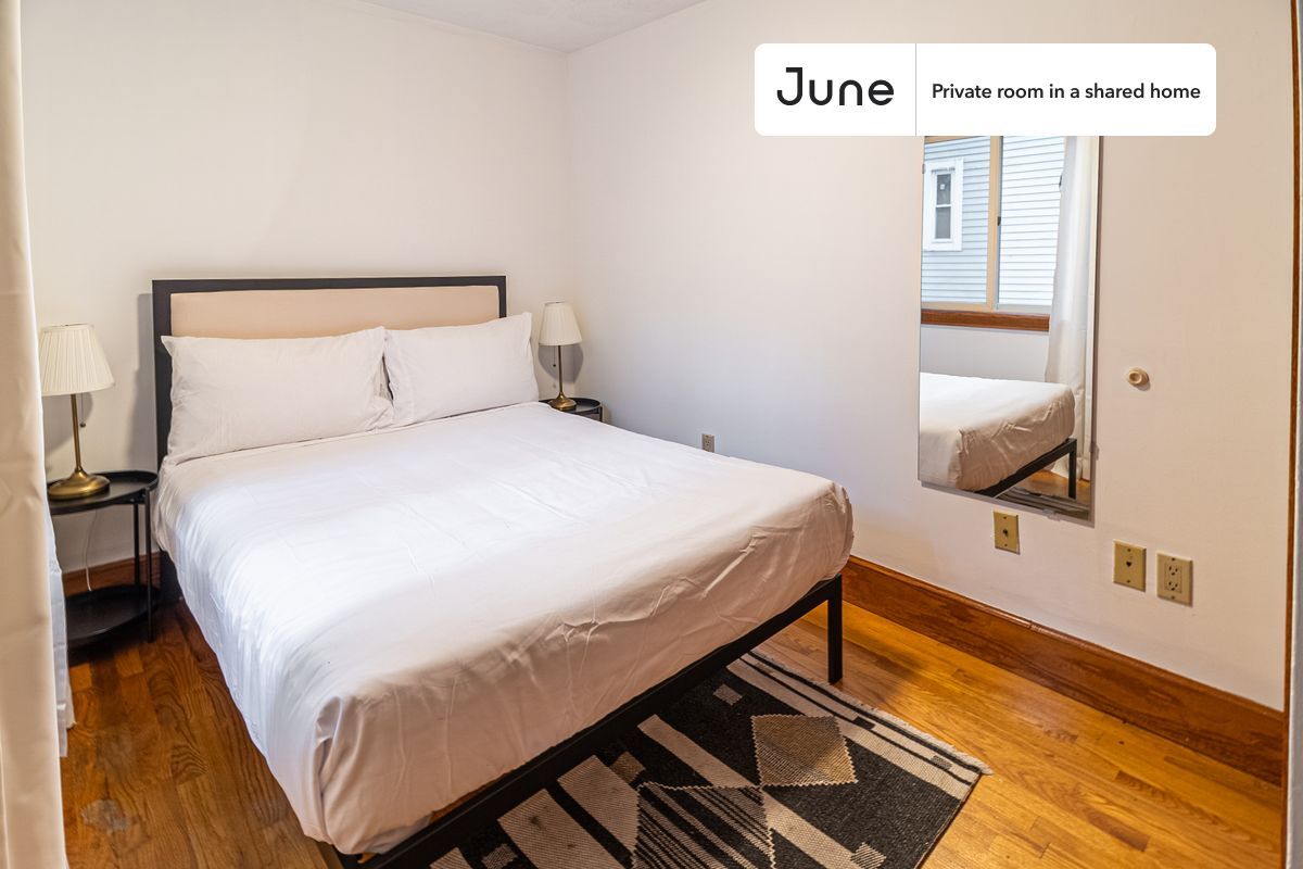 Foto principal - Private bedroom in 5 bed/2 bath Home