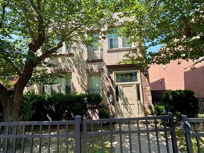 Building Photo - 117 Sigourney St