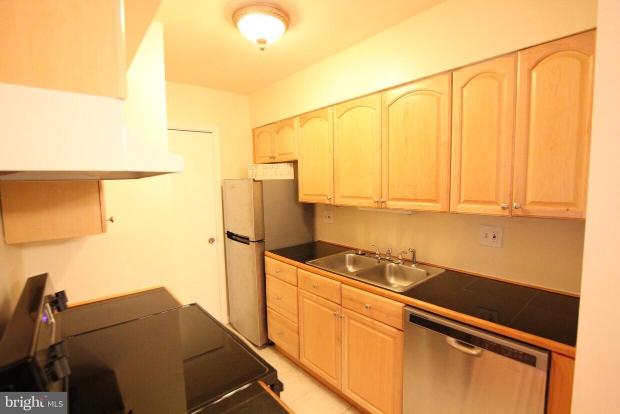 Foto principal - 5898 Surrey Hill Pl