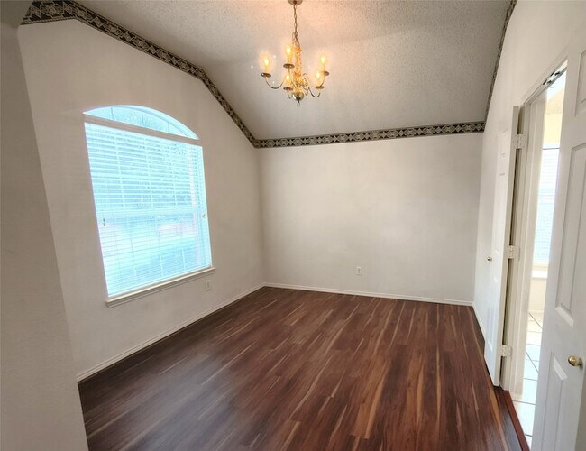 Building Photo - 9700 Summer Dr