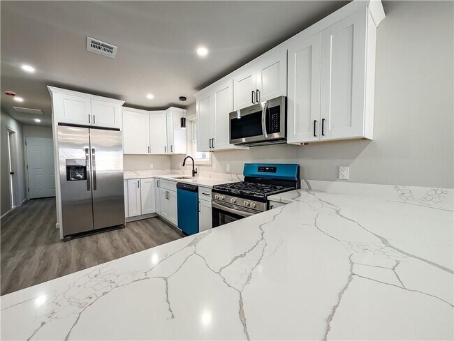 Building Photo - 28 Julian St