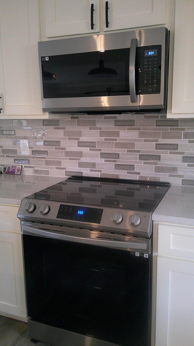 Building Photo - 115 Twin Lakes Dr