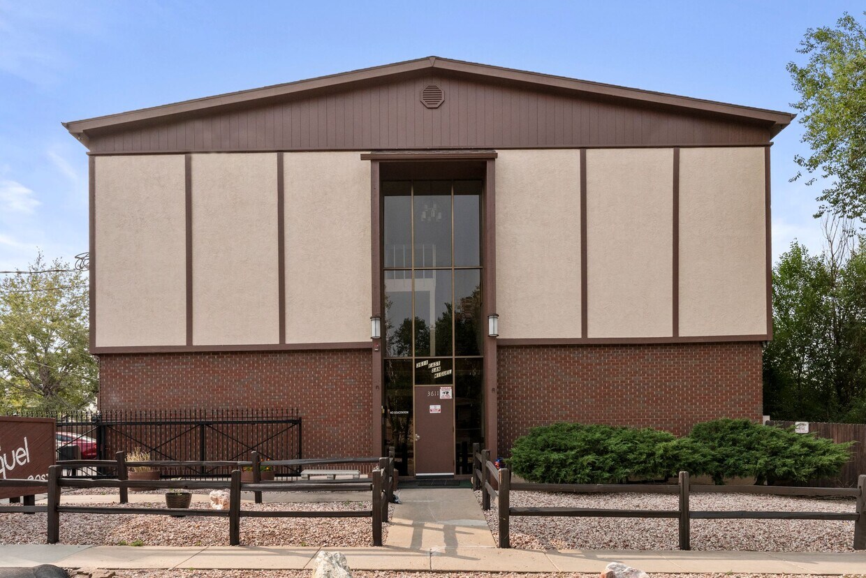 Primary Photo - 3611 E San Miguel St