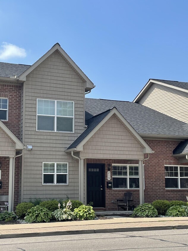 219 Oak St, Wyandotte, MI 48192 Townhome Rentals in Wyandotte MI