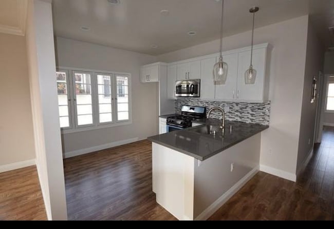 Building Photo - 6261 W Olympic Blvd