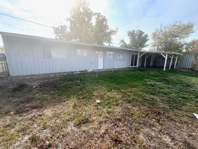 Building Photo - Welcome to this charming 3 bedroom, 2 bath...