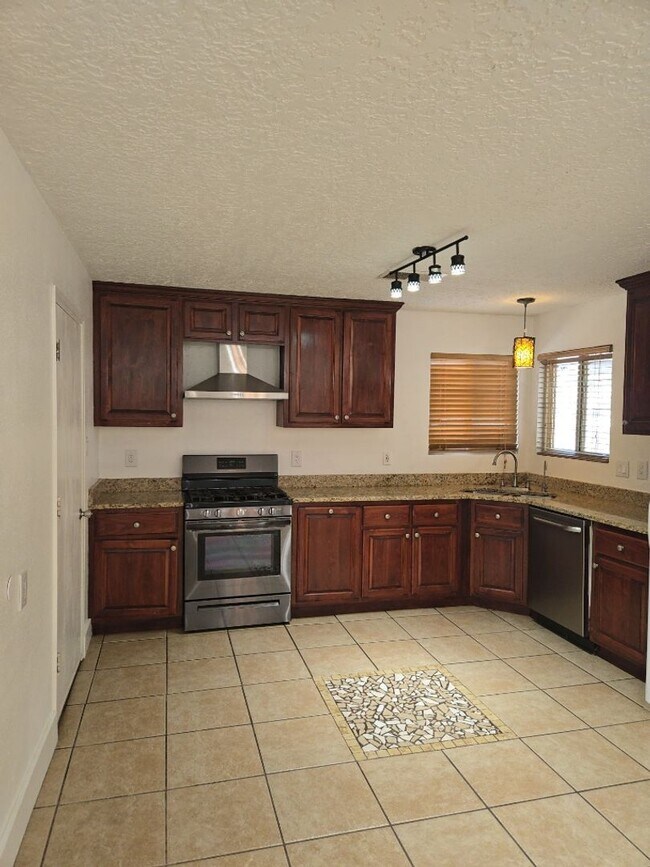 Foto del edificio - 4 Bedroom, 3 Bathroom! Lovely Home!