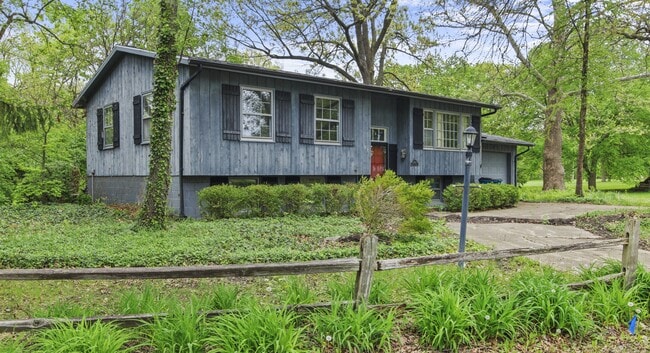 Building Photo - 2204 Broadmoor Dr