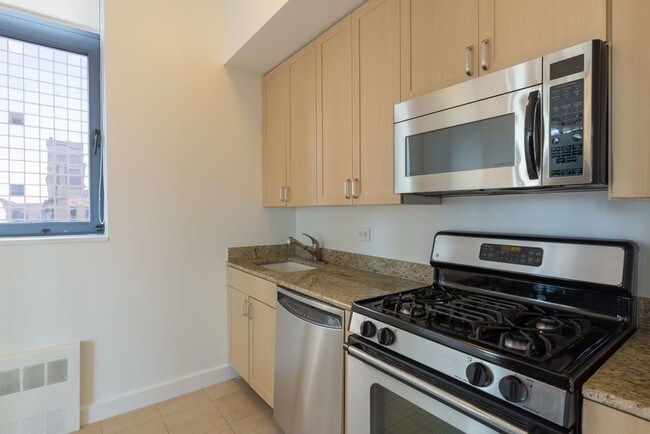 Building Photo - 231 W 48th St