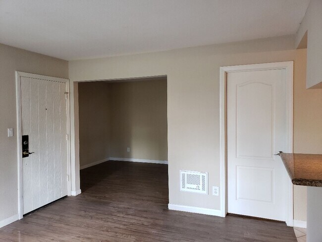 Building Photo - 1 Bedroom 1 Bath Downstairs Corner Unit wi...