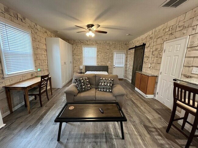 Foto del edificio - 2226 Knickerbocker Dr