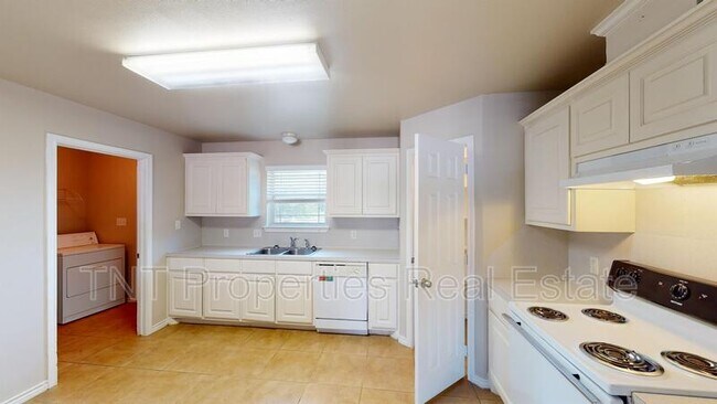 Foto del edificio - 9904 Risky's Ranch Dr