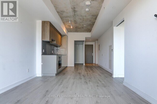 Photo du bâtiment - 161 Roehampton Ave