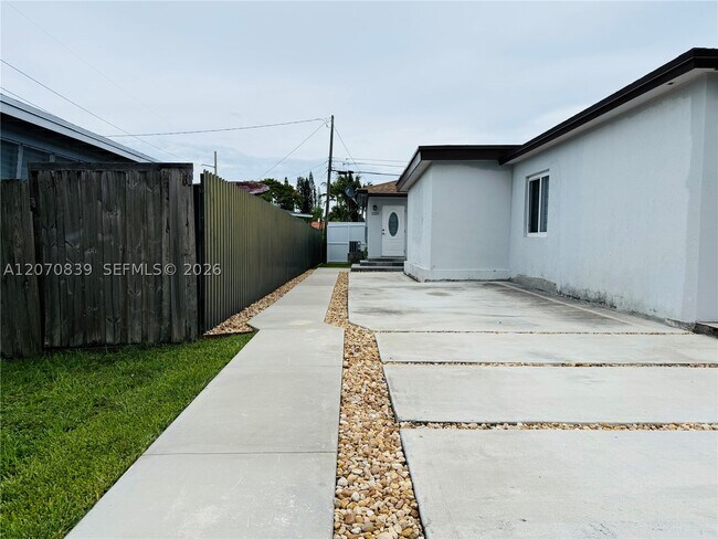 Building Photo - 1221 SW 76th Ct