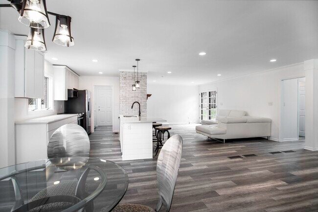 Building Photo - 3386 Mantilla Dr