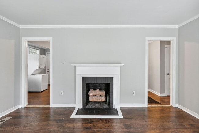 Building Photo - 1931