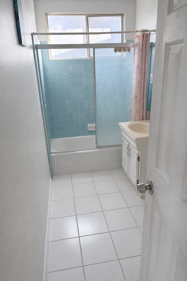 Building Photo - 526 E Nugent St