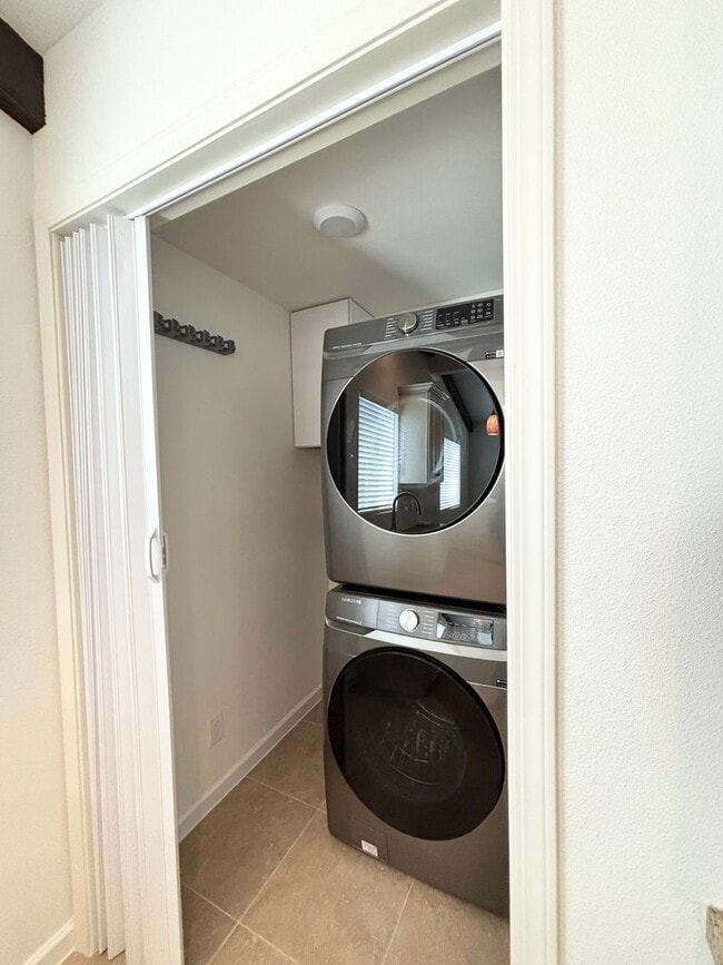 Building Photo - Luxury 1 Bedroom 1 Bathroom Available Now!