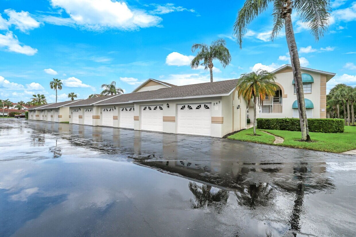 Foto principal - Enjoy Lakefront Living in Naples – Furnish...