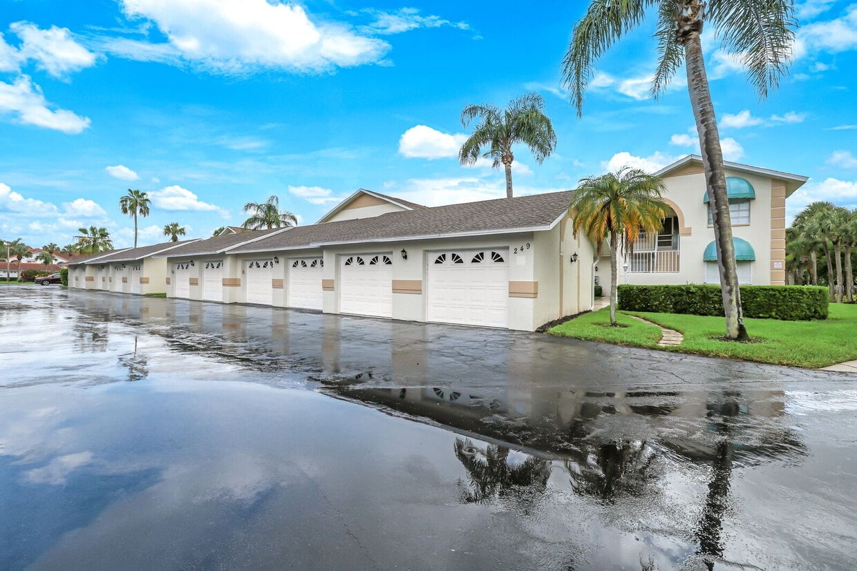 Primary Photo - Enjoy Lakefront Living in Naples – Furnish...