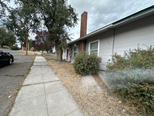 Building Photo - 1405 Canby St