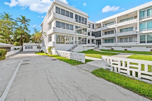 Foto del edificio - 10240 Collins Ave