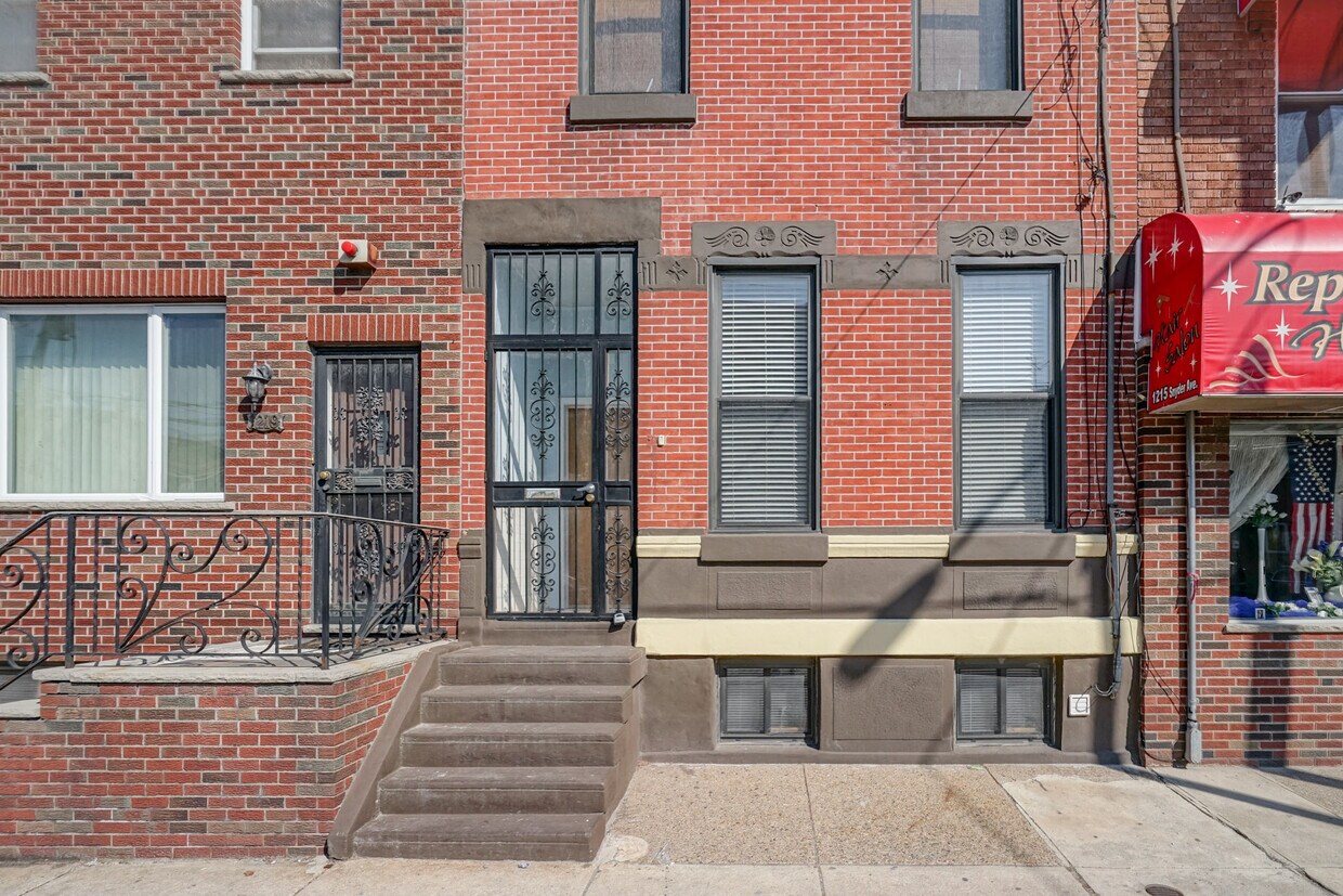 El edificio tiene una puerta de seguridad en la entrada principal. - 1217 Snyder Ave